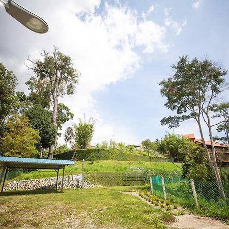 Red House The Garden Stay In Bukit Tinggi By Play Bentong Exterior photo