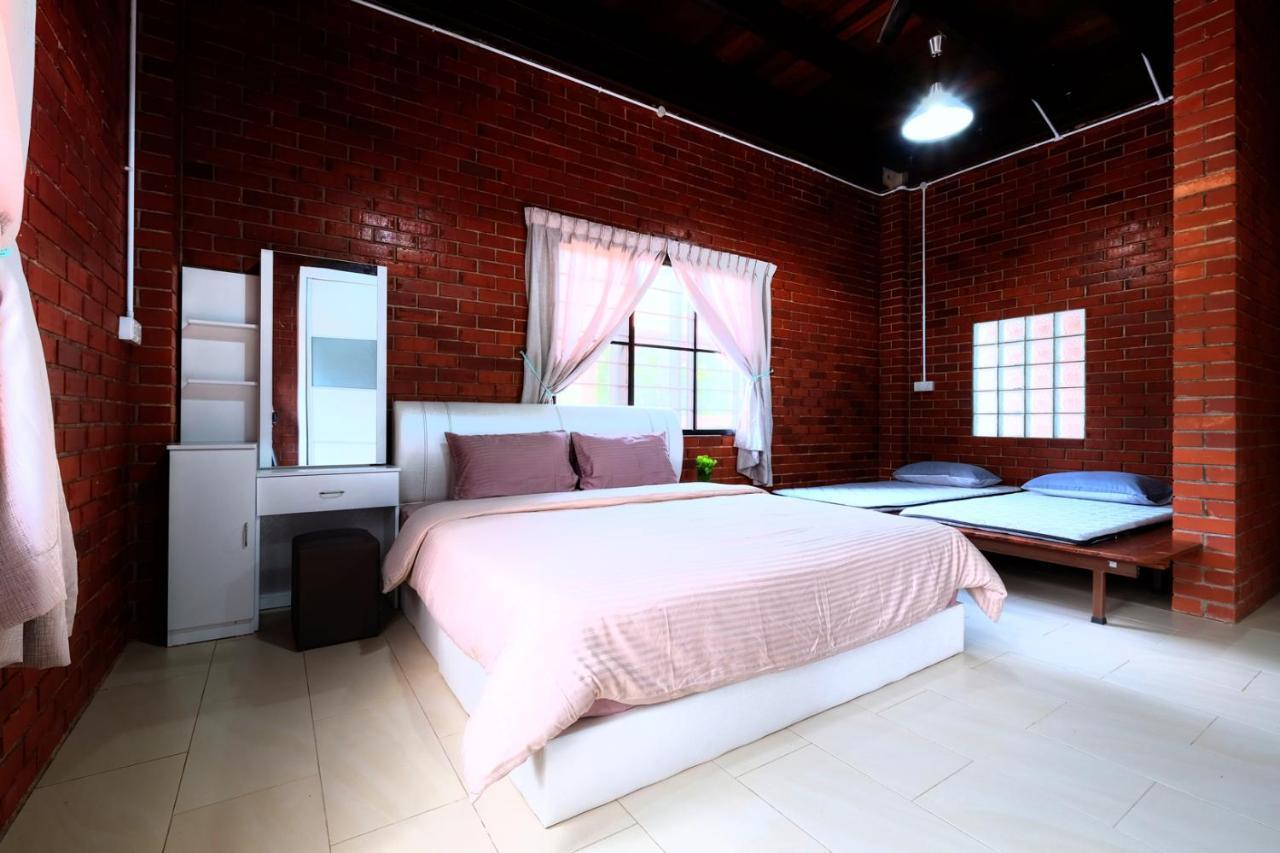 Red House The Garden Stay In Bukit Tinggi By Play Bentong Exterior photo
