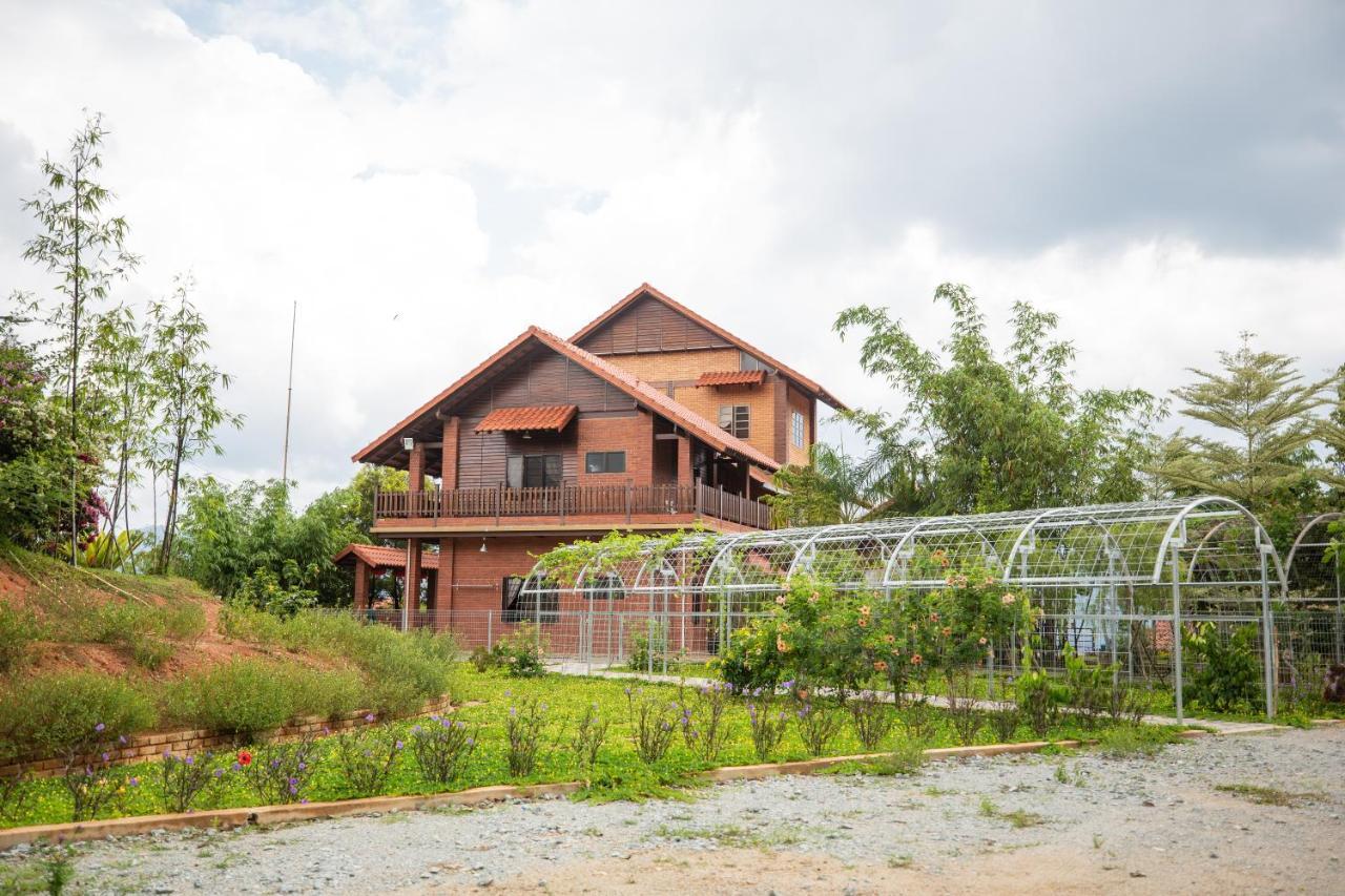 Red House The Garden Stay In Bukit Tinggi By Play Bentong Exterior photo