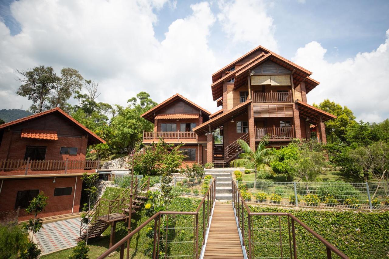 Red House The Garden Stay In Bukit Tinggi By Play Bentong Exterior photo