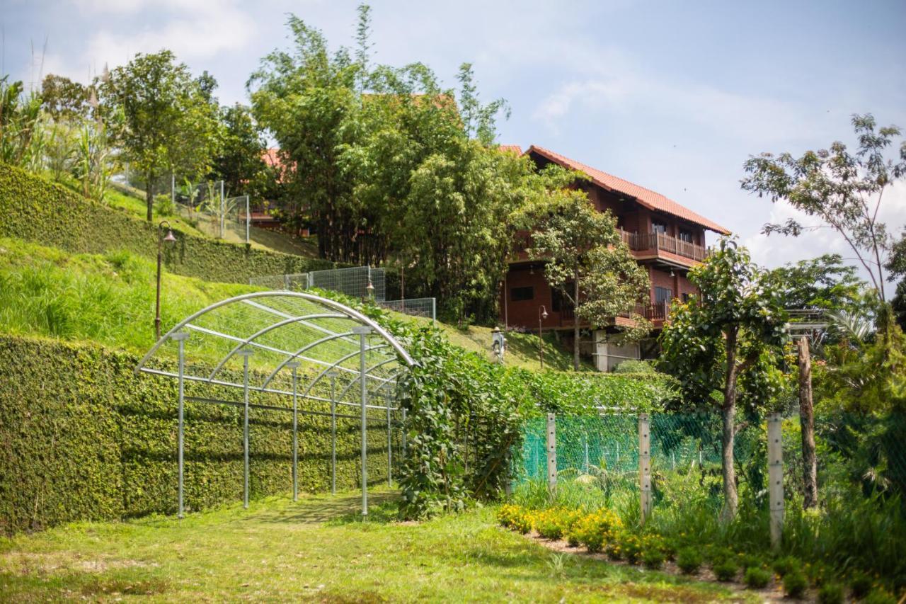 Red House The Garden Stay In Bukit Tinggi By Play Bentong Exterior photo