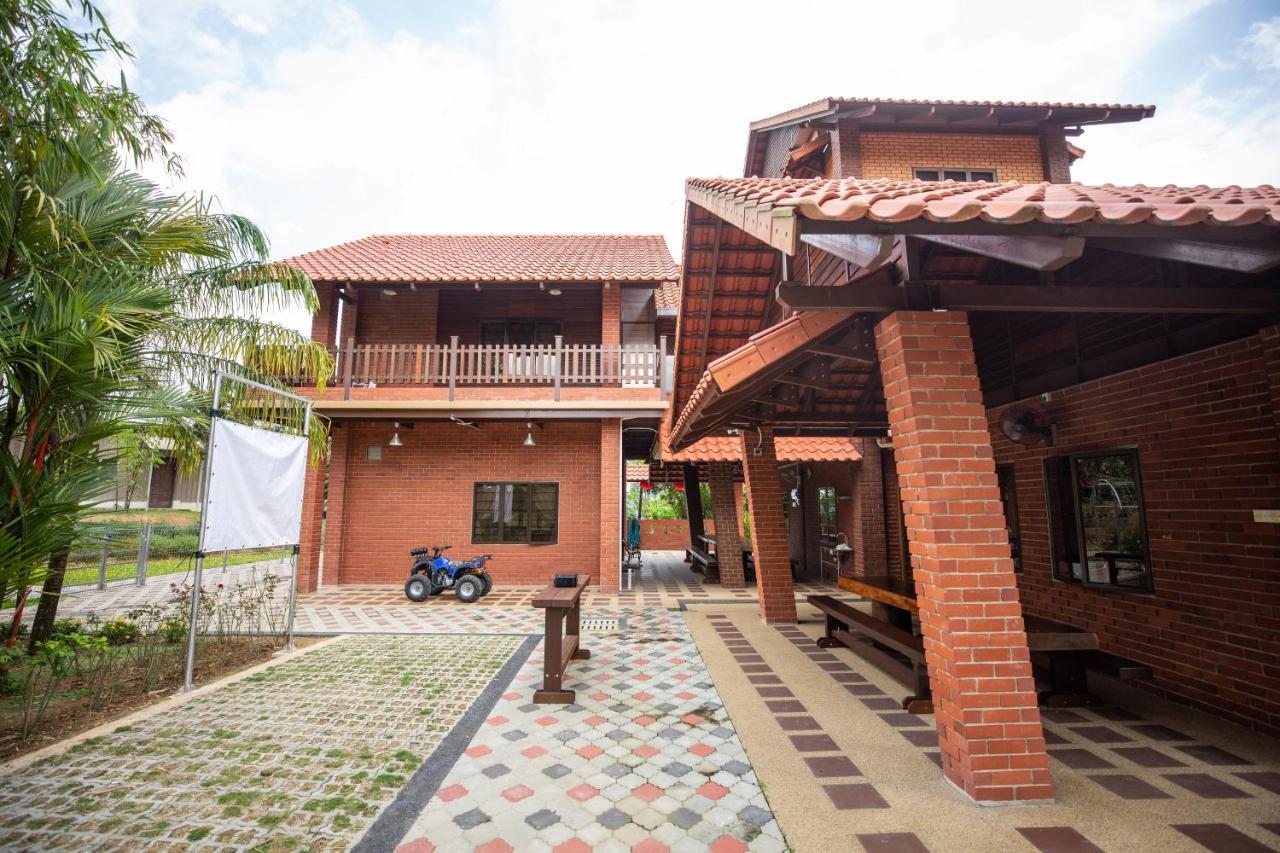 Red House The Garden Stay In Bukit Tinggi By Play Bentong Exterior photo